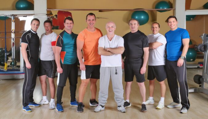 Fit fürs Leben: Altersgerechte Trainingspläne und Gesundheitstipps für Männer von 20 bis 70+ auf thedandy.de