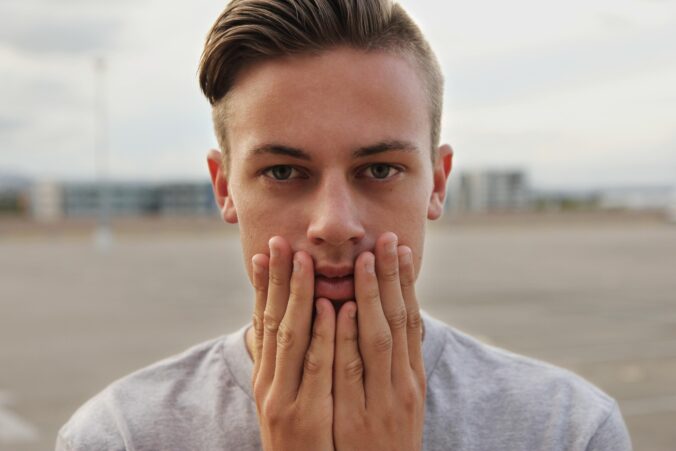 Stilvoll kleiden im Sommer: Männer-Outfits trotz Hitze auf thedandy.de